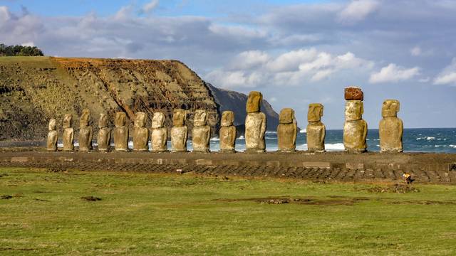 Rapa Nui (Osterinsel) – Reihe von Moai-Statuen mit Meer und Klippen im Hintergrund